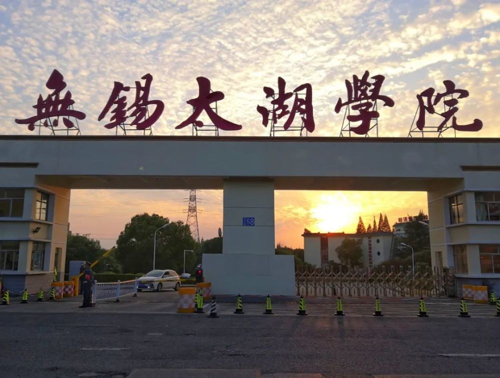 无锡太湖学院女生包月