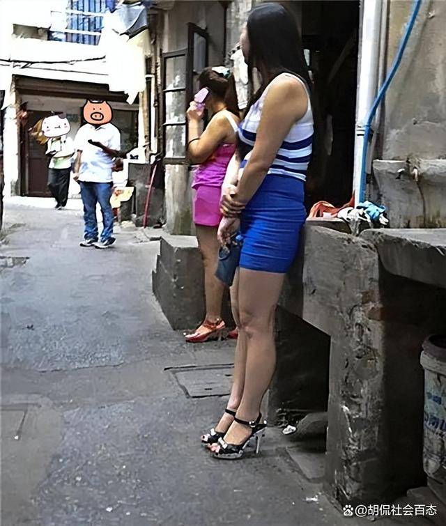 露脸城中村老熟女站街