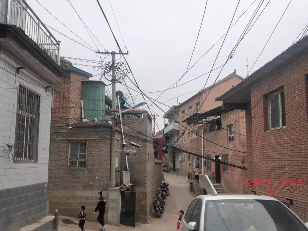 榆社火车站对面的幼小路