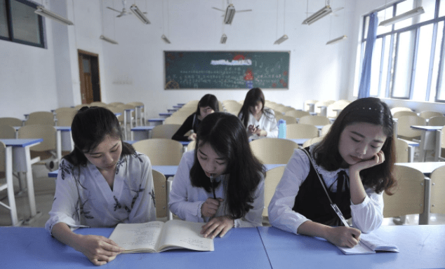 女大学生沙龙服务推拿