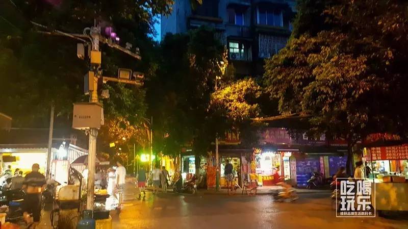 南充晚上歪的小路叫什么