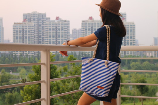 沈阳劳动公园背包女