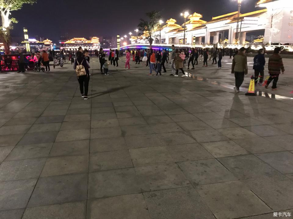 广汉晚上耍的