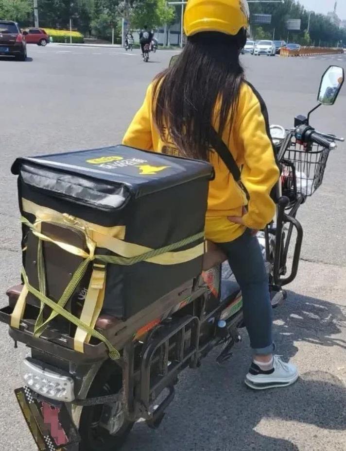 女表卖员上门送披萨