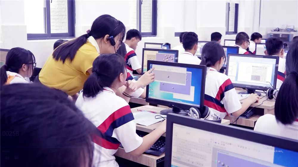 普洱学生上课喝茶
