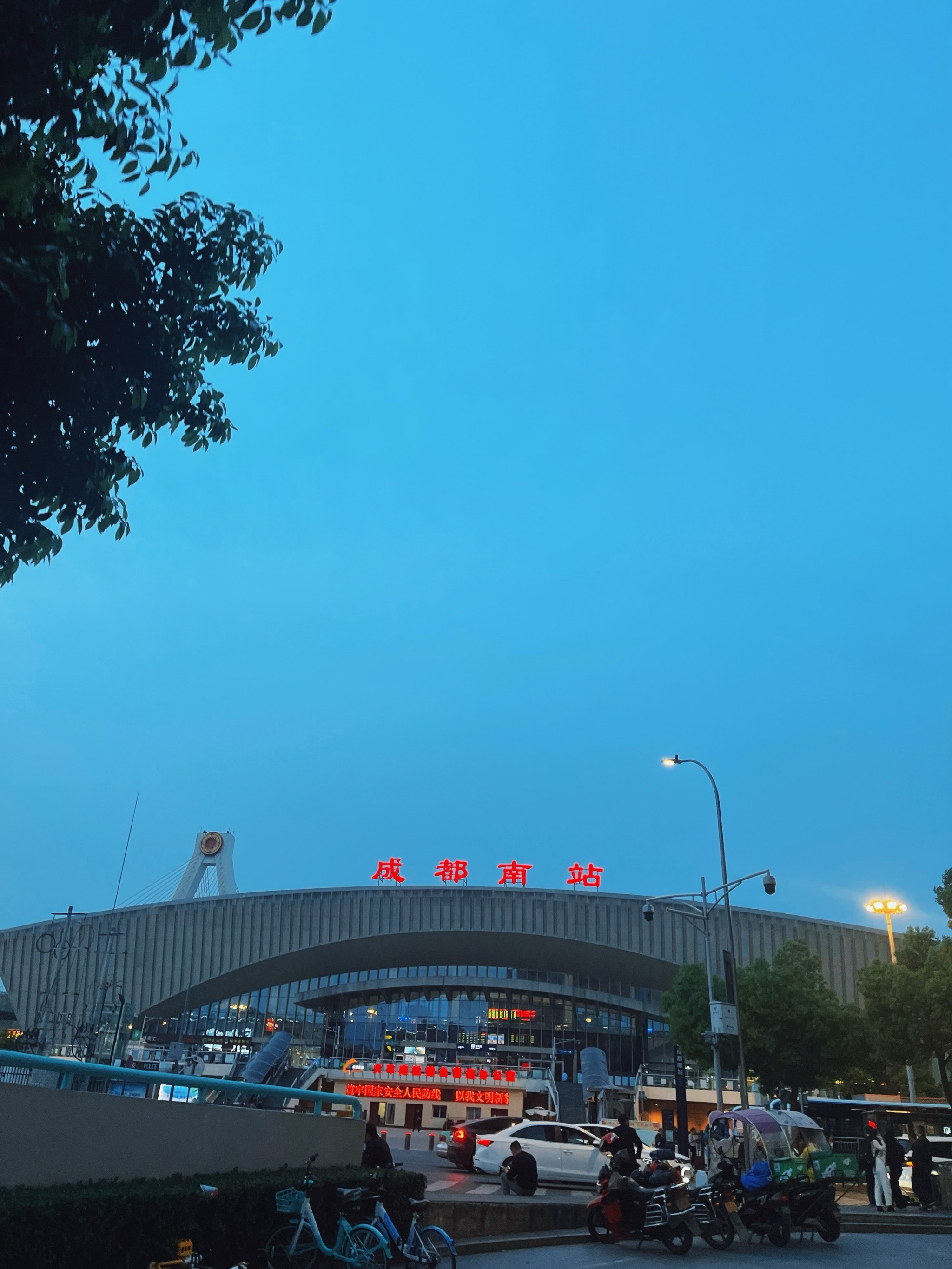 成都南站后面一条街