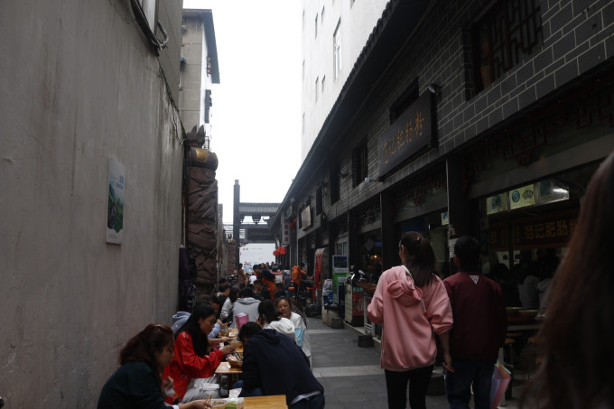 沉庆大学熙街暗巷有快餐吗