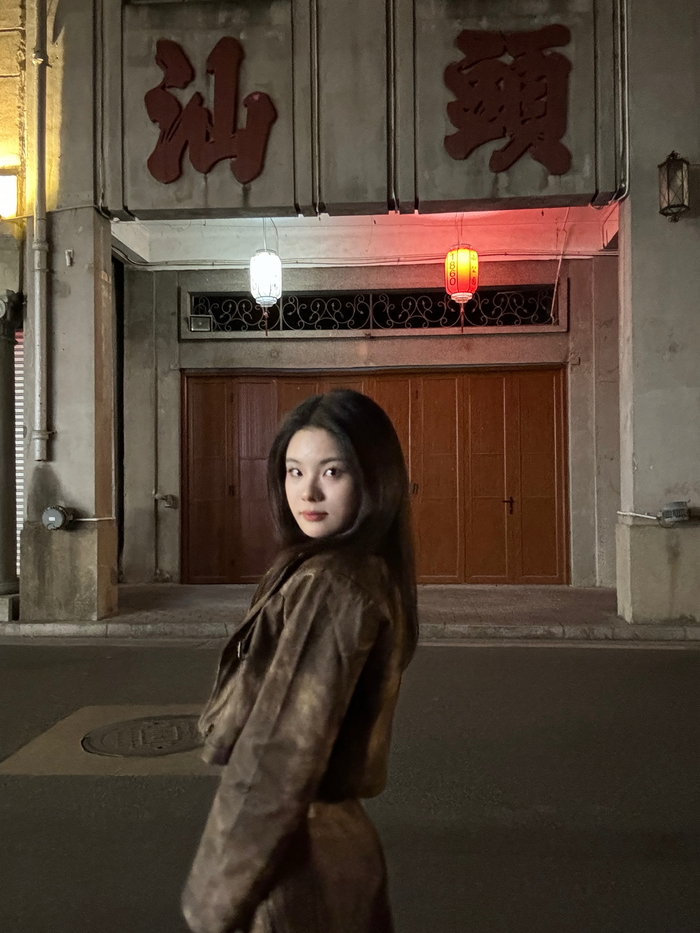 临沧龙湖女孩站在街头