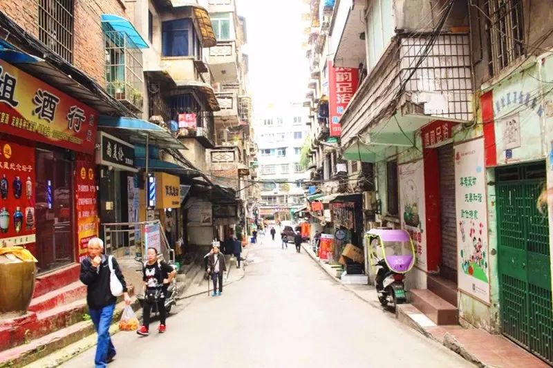 遵义火车站后面的小路叫什么