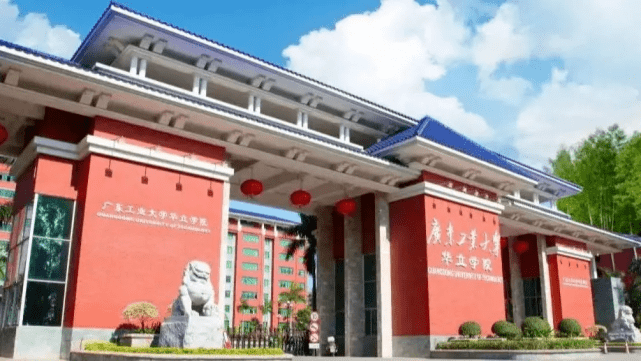 大学学堂门口性同伴