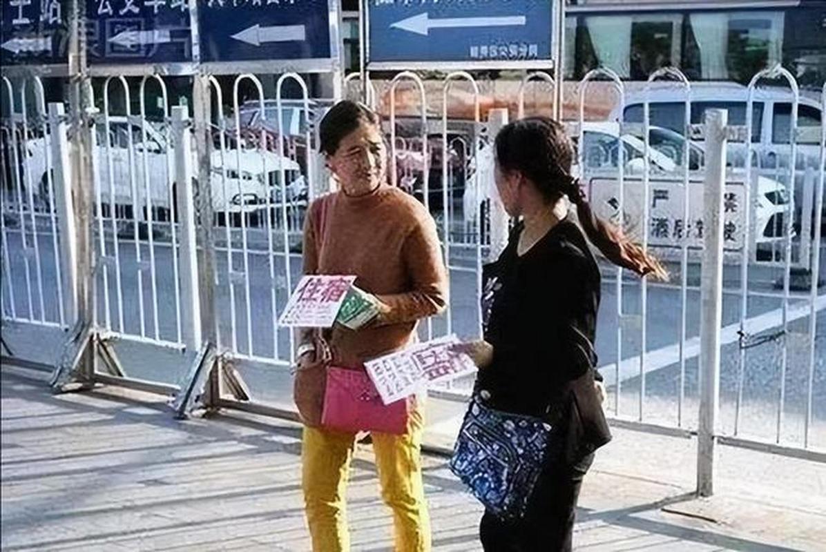 呼和浩特火车站拉客大妈
