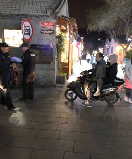 途经城中村偶遇坐在电动车等客