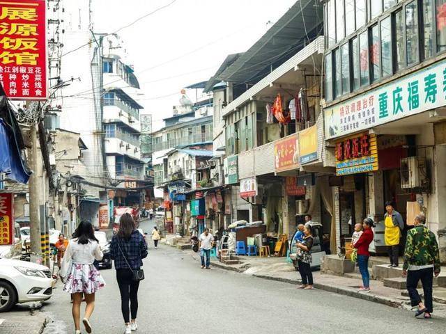 城中村站在巷口服装的挺时髦的
