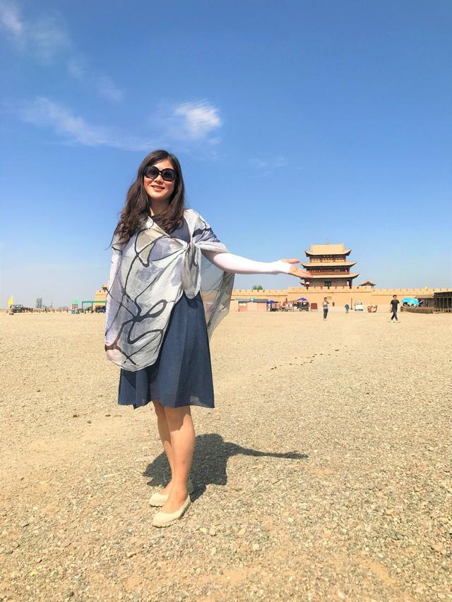 此刻嘉峪关六岔路口的美女