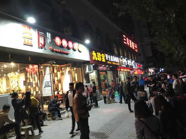 沉庆五幼区的快餐街