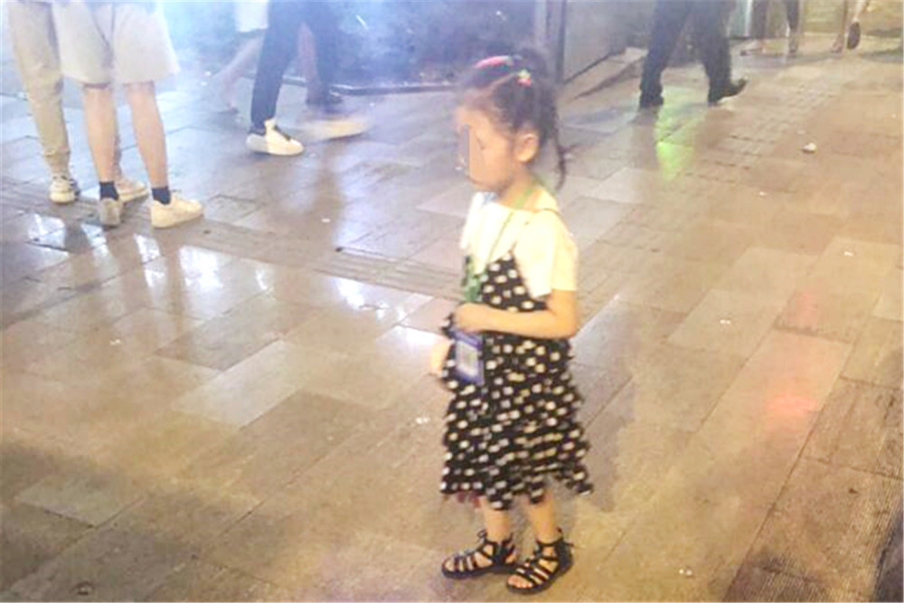 沉庆站街路女孩