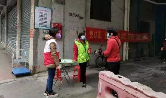 城中村站街妇女卖b