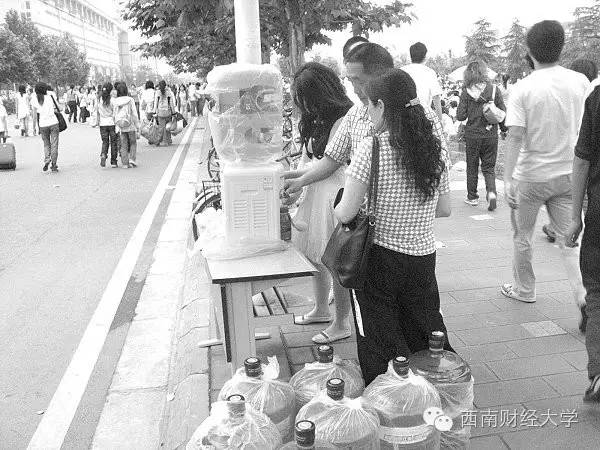 大学门口不放饮料改成什么了