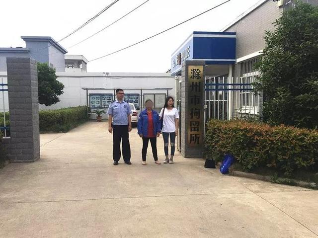 自构鼐街路女孩