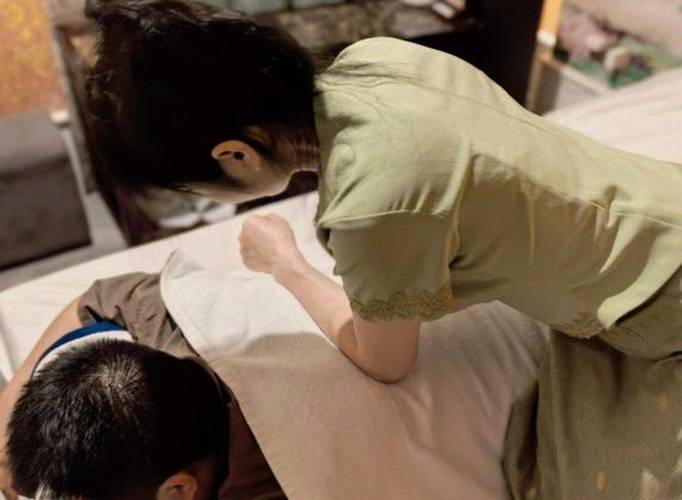 推拿师骑背上暗示的寓意