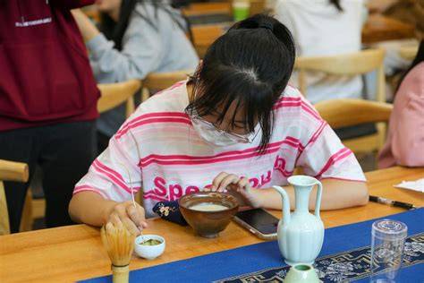 学生品茶上课