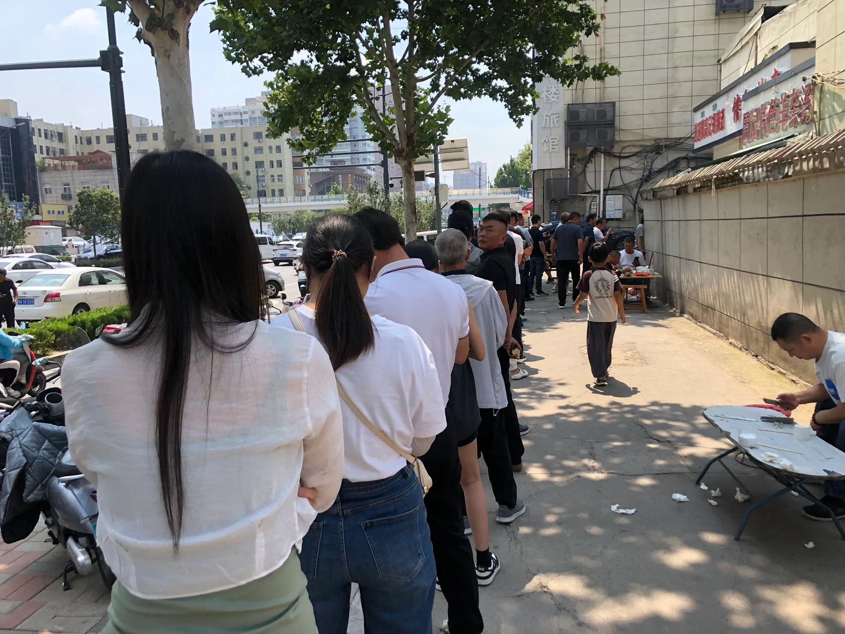 郑州大彭庄街口女孩