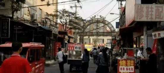 松兰堡那里的街路有站姐