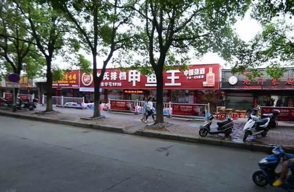 昆明火车站后面一条街