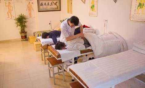 大学生推拿店