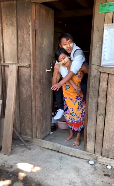 棚户区幼伙子瞟妓老妇女