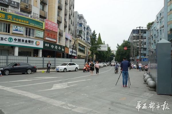 双流东升镇站大街的女人