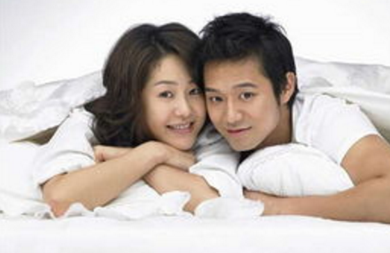 汉子和女人在床上打扑克的软件
