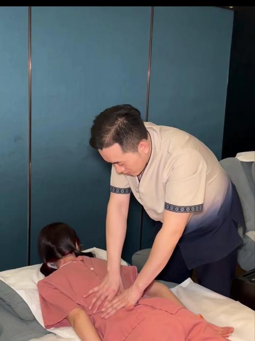 3个大学生的特殊推拿