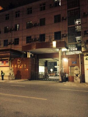 嘉峪关火车站对面好多推拿店