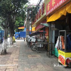白云区150快餐街左近公交站