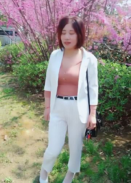 100米周围的只身女人