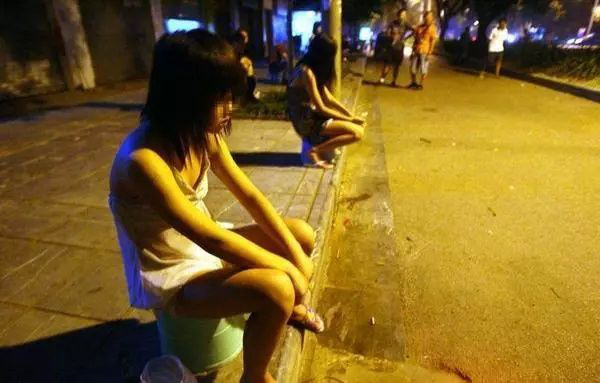 老女人寂寞难耐卖淫