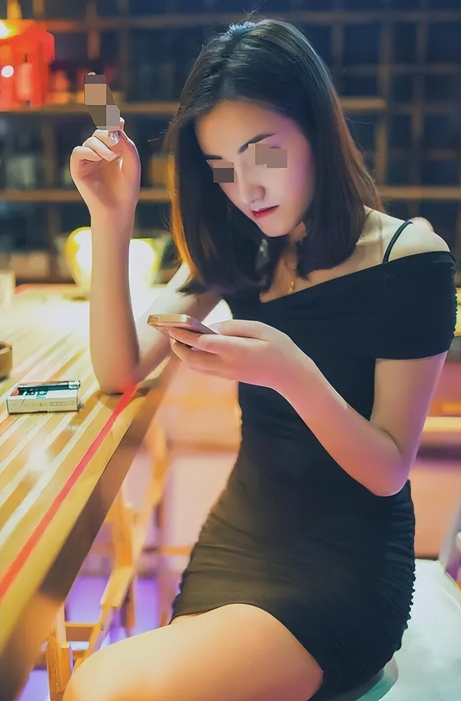 周围那里找到住宿的女人