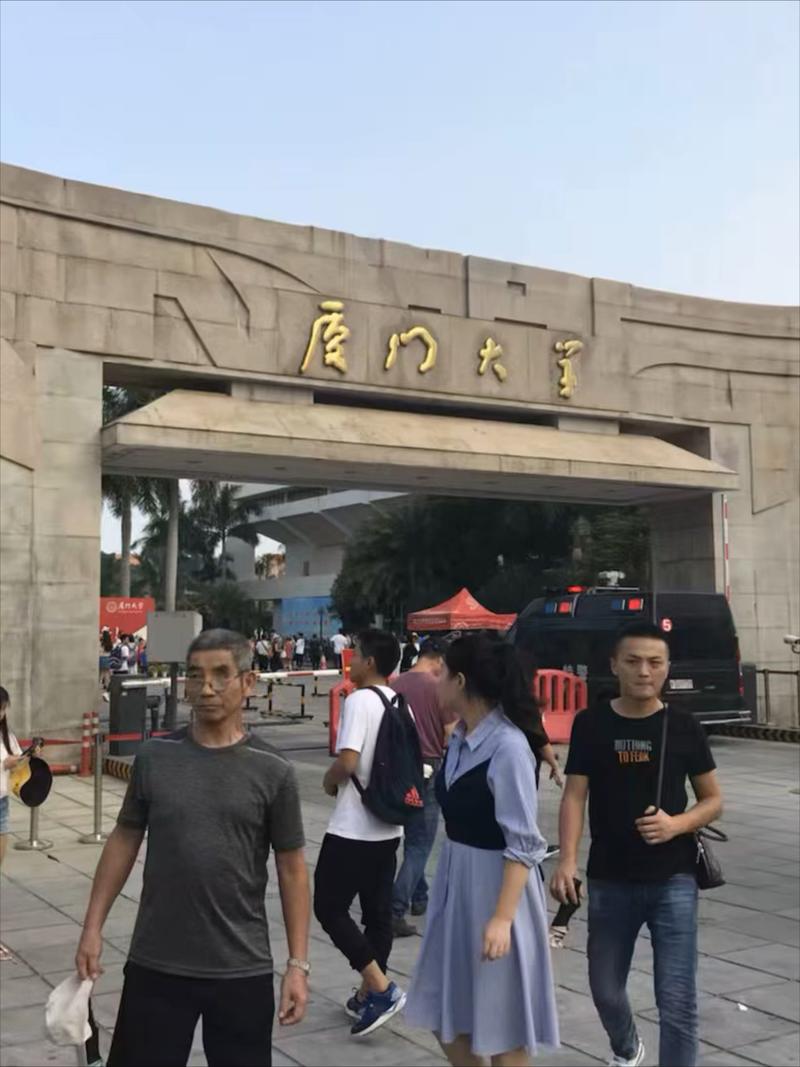 此刻怎么在大学门口约