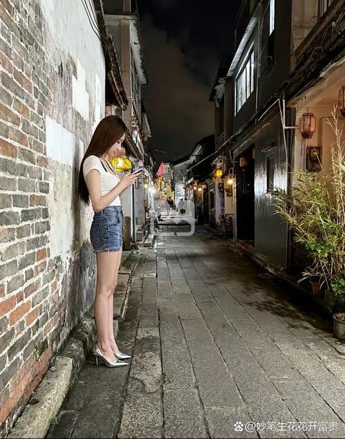小路里面站着的人