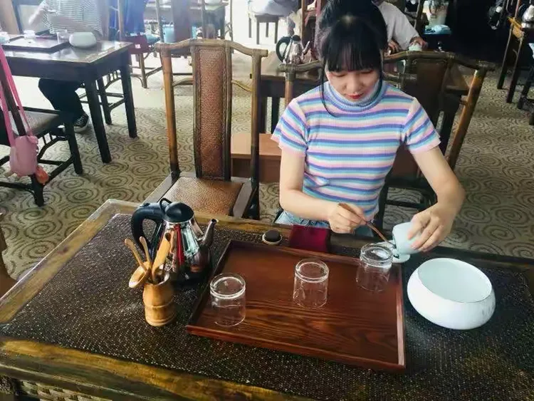 学生喝茶兼职