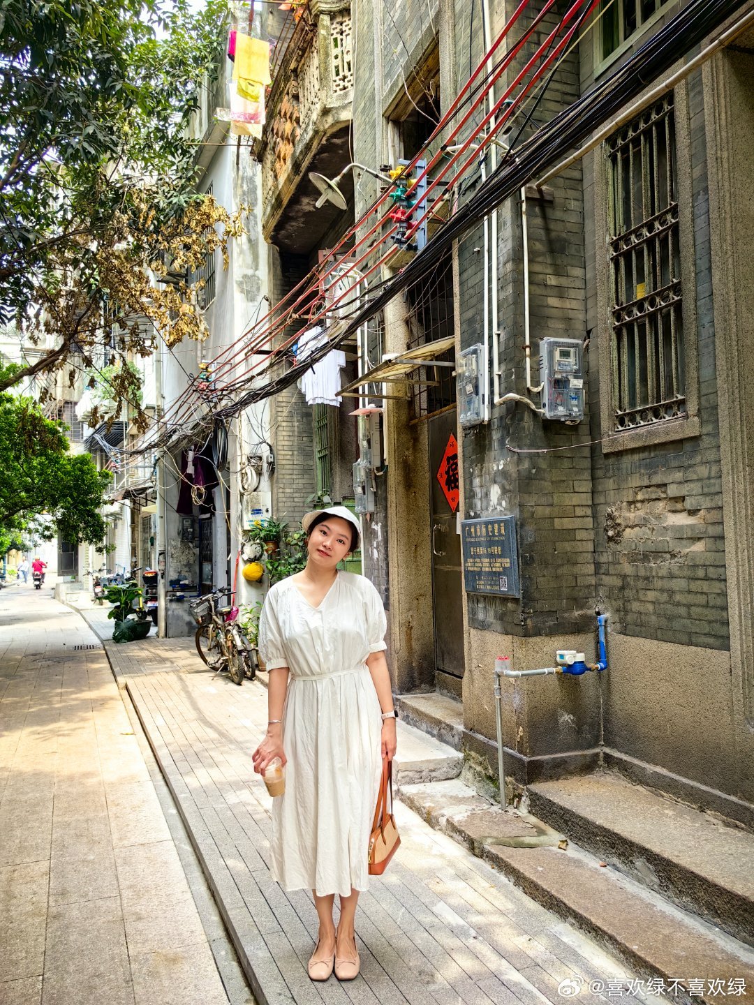 昭通小路里面站着的人