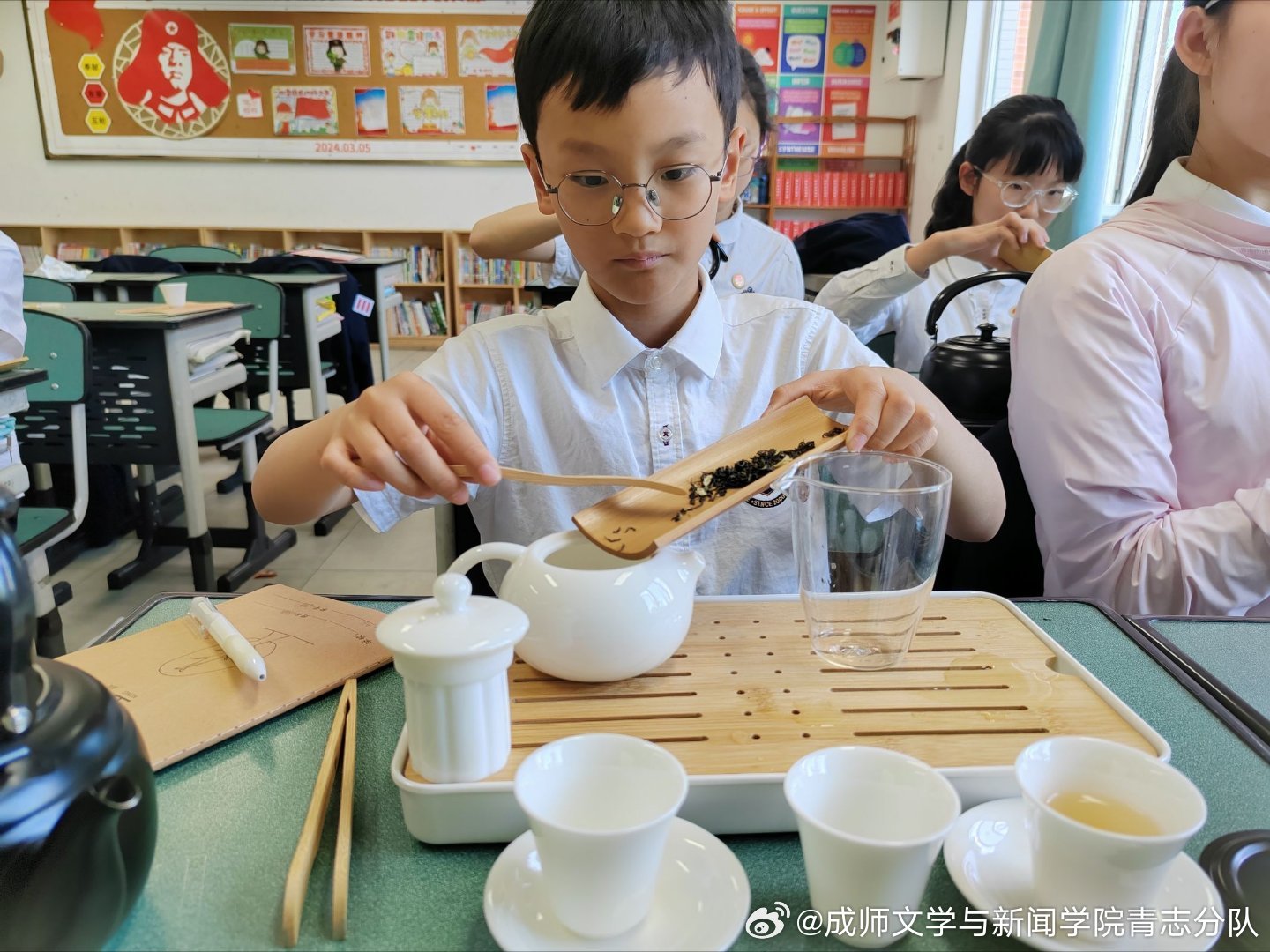 丽江学生品茶喝茶上课