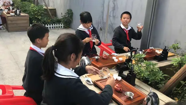 丽江学生品茶上课