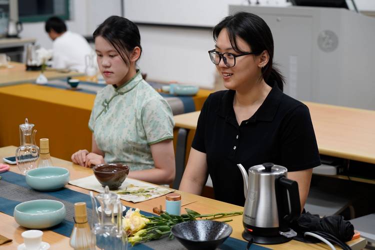 上海学生品茶上课