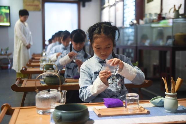 荆门学生品茶上课