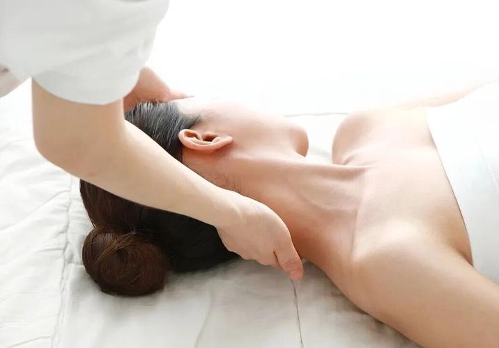武汉女大学生的精油推拿