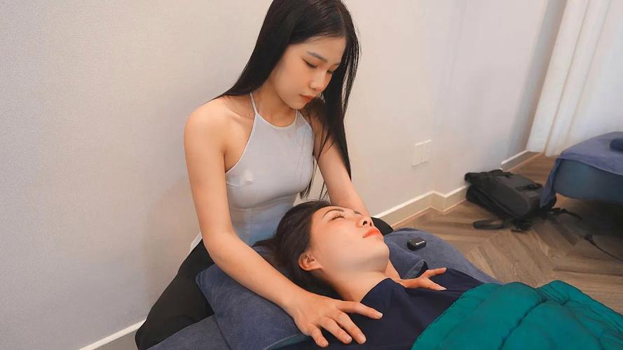 武汉精油推拿的女大学生