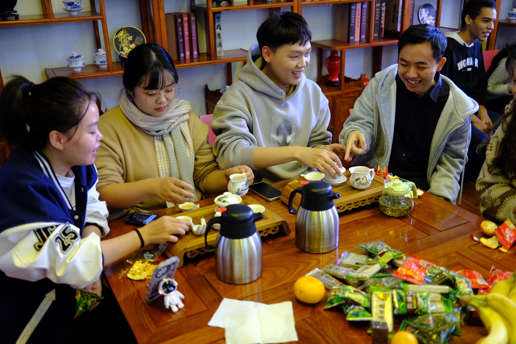 武汉学生品茶上课