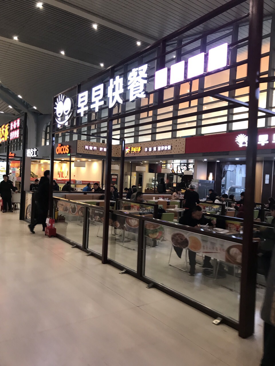 北京火车南站有快餐没